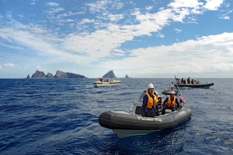 Japonské čluny u sporných ostrovů Senkaku.