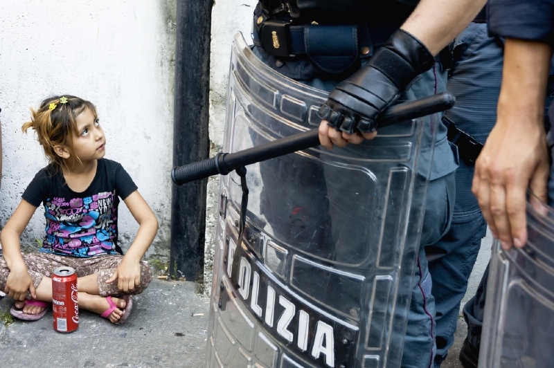 Romče a italská policie. Při zásahu proti ilegálům.