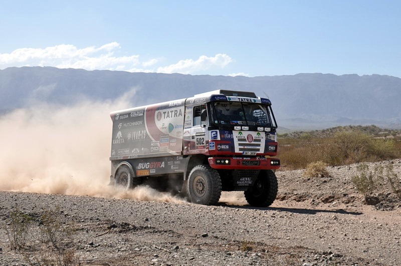 Nejlepší Čech středeční maratonské etapy na Rallye Dakar Martin Kolomý v cíli vyčerpáním zkolaboval. Nejlepší Čech středeční maratonské etapy na Rallye Dakar Martin Kolomý v cíli vyčerpáním zkolaboval.
