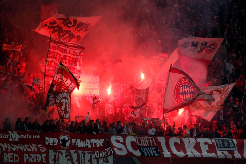 Vedení fotbalistů Bayernu Mnichov se rozhodlo poděkovat fanouškům za podporu tím, že jim přispěje na nákup vstupenek na utkání Ligy mistrů na hřišti Arsenalu. Vedení fotbalistů Bayernu Mnichov se rozhodlo poděkovat fanouškům za podporu tím, že jim přispěje na nákup vstupenek na utkání Ligy mistrů na hřišti Arsenalu.