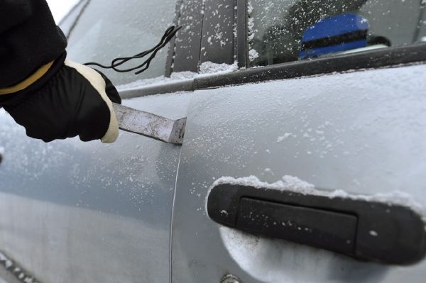 Zloději většinou při krádeží airbagů poškodí i auto.