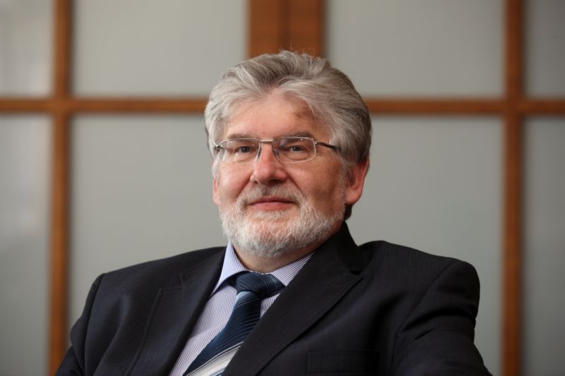 Ministr zdravotnictví Martin Holcát nakonec ustoupil a změny ve VZP neprovede.