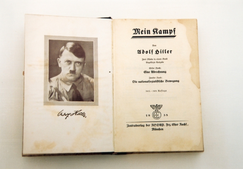 Mein Kampf je nejvýznamnější literární dílo Adolfa Hitlera (ilustrační foto). Mein Kampf je nejvýznamnější literární dílo Adolfa Hitlera (ilustrační foto).