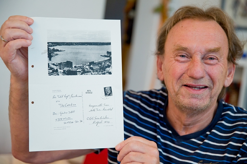 Günter Zettl a jeho pohlednice, kterou si po letech vymohl ze svého svazku Stasi. Günter Zettl a jeho pohlednice, kterou si po letech vymohl ze svého svazku Stasi.