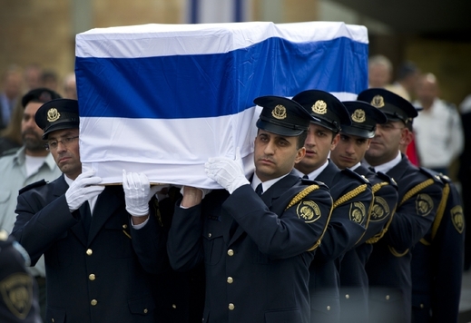 Rakev s ostatky Šarona vyráží na poslední cestu.