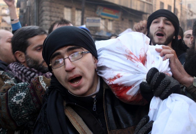 Islamisté v Sýrii pohřbívají spolubojovníka, který padl v bojích s ISIL.