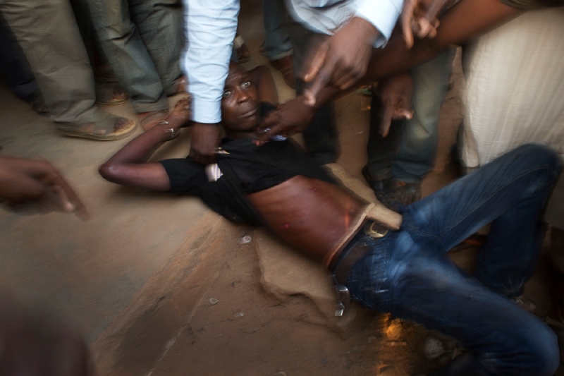 Chaos před distribučním centrem humanitární pomoci v Bangui. Muže na zemi postřelili Francouzi.
