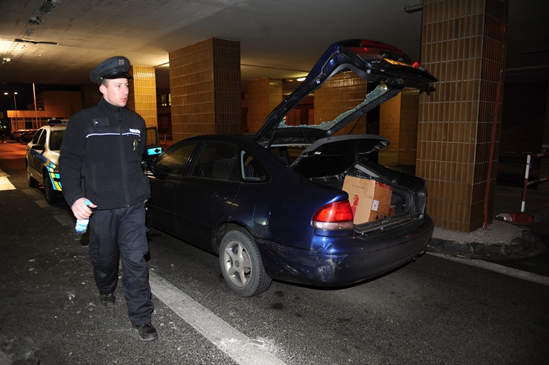 Případů, kdy řidiči ujíždějí policii, přibývá. Na snímku autu muže, který policii ujížděl po dálnici D5 z Prahy do Plzně.