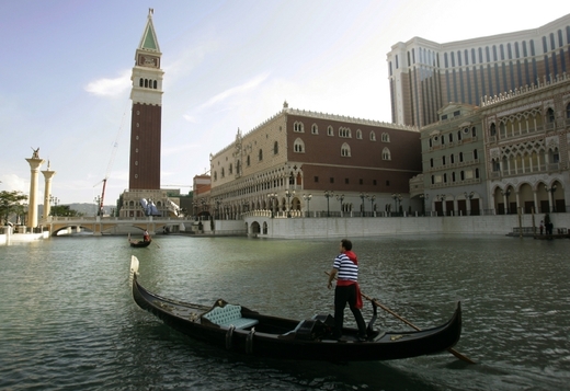 Obří kasino Venetian. Jen ti gondoliéři jsou třeba z Filipín.