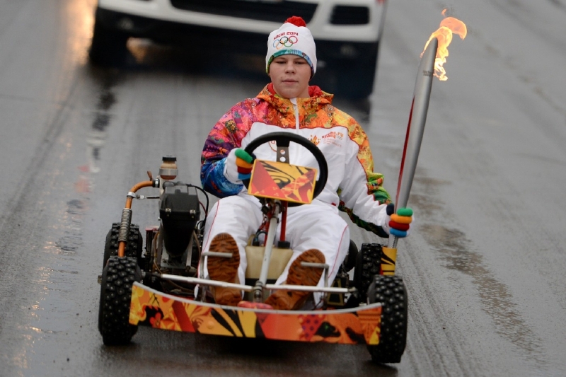 V ruském Severodvinsku se pochodeň svezla i na motokáře.