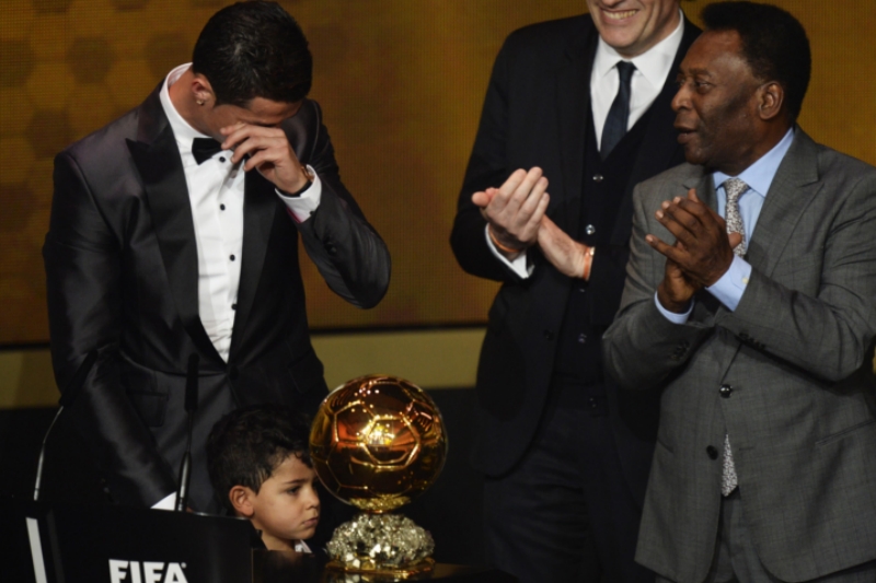 Cristiano Ronaldo (vlevo) se při přebíraní Zlatého míče neubránil slzám. Cristiano Ronaldo (vlevo) se při přebíraní Zlatého míče neubránil slzám.