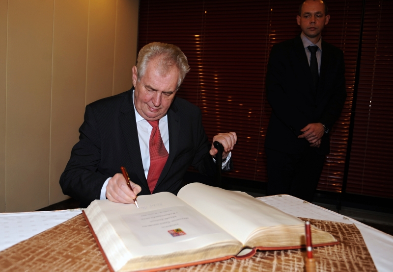 Prezident Miloš Zeman zpřísnil podmínky udělení milosti. Prezident Miloš Zeman zpřísnil podmínky udělení milosti.