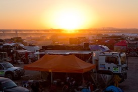 Rallye Dakar dokáže být i kýčovitě romantická.
