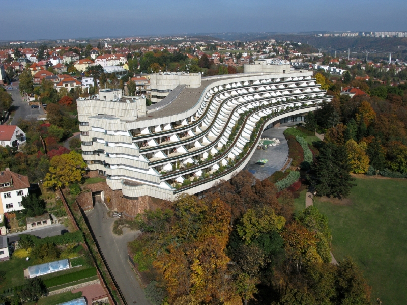 Hotel Praha bývá vnímán jako architektonický pozůstatek komunistického režimu.
