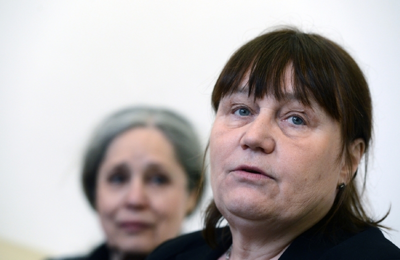 Anna Šabatová, v pozadí vlevo Táňa Fischerová.