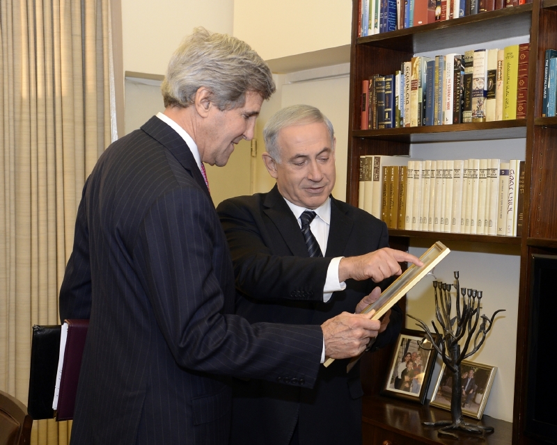 Ministr zahraničí USA Kerry v pracovně izraelského premiéra Netanjahua.