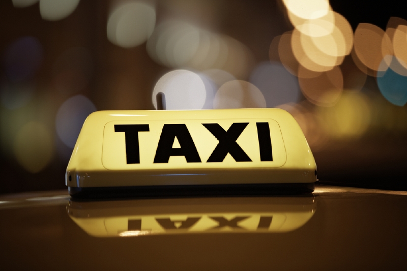 Taxikář musí zaplatit pokutu za to, že nevydal stvrzenku z taxametru.