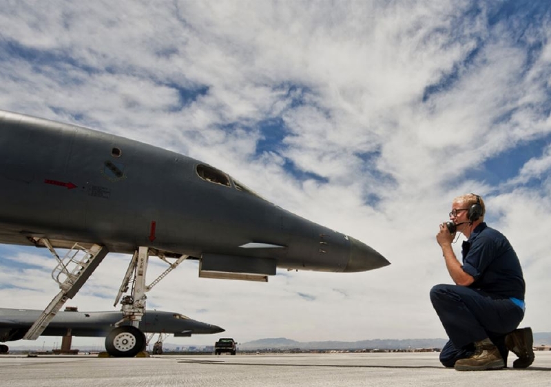 Na ploše strategické bombardéry B1B Lancer.