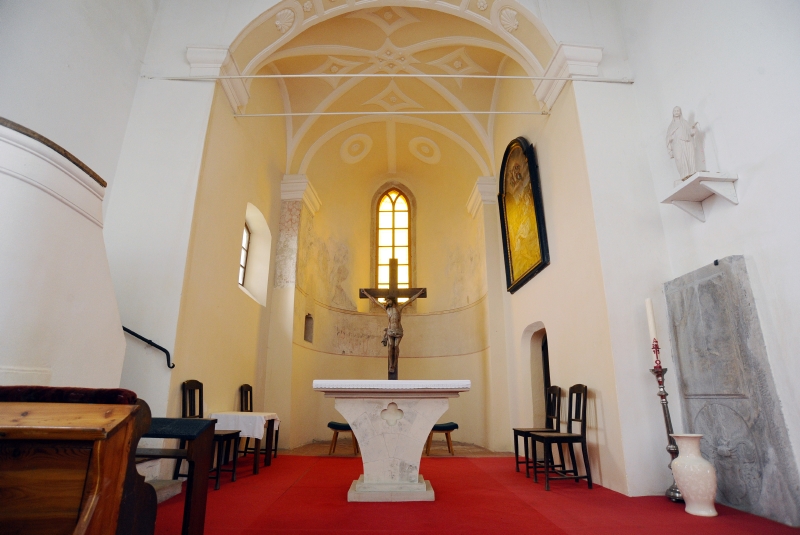 Interiér kostelíku Nanebevzetí Panny Marie u hradu Veveří na Brněnsku. Interiér kostelíku Nanebevzetí Panny Marie u hradu Veveří na Brněnsku.