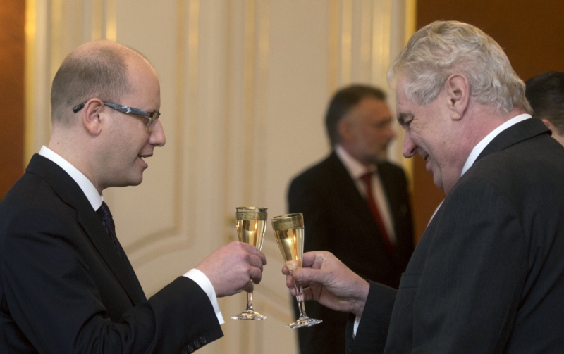 Nový premiér Bohuslav Sobotka a prezident Miloš Zeman.