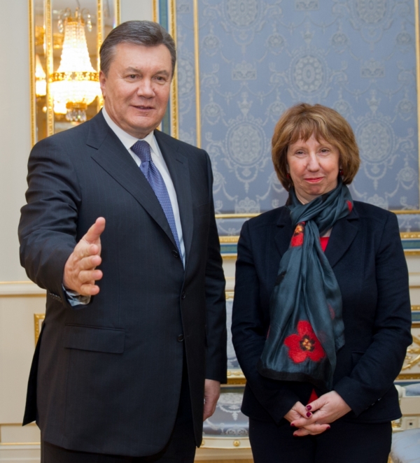 Šéfka evropské diplomacie Catherine Ashtonová s prezidentem Janukovyčem. Šéfka evropské diplomacie Catherine Ashtonová s prezidentem Janukovyčem.