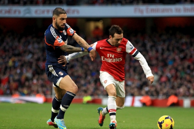 Útočník Arsenalu Santi Cazorla (vpravo) dal oba góly utkání. Útočník Arsenalu Santi Cazorla (vpravo) dal oba góly utkání.
