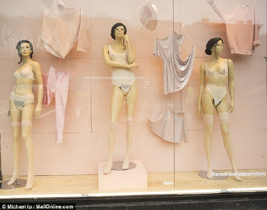 Někoho figuríny pohoršily, jiného zase pobavily. Značce American Apparel se rozhodně podařilo vzbudit emoce. Někoho figuríny pohoršily, jiného zase pobavily. Značce American Apparel se rozhodně podařilo vzbudit emoce.