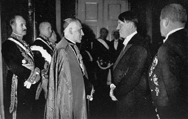 Svatý otec Pius XII. při setkání s říšským kancléřem Hitlerem.