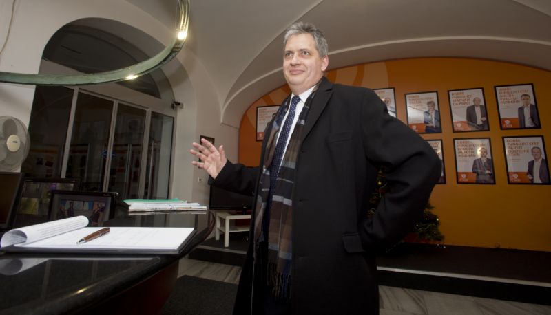 Senátor Jiří Dienstbier hodnotí působení Miloše Zemana ve funkci prezidenta kriticky.