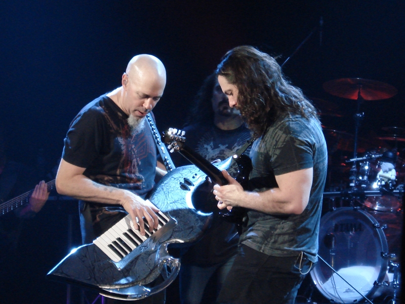 Virtuozové Jordan Rudess (klávesy, vlevo) a John Petrucci (kytara) v akci. Virtuozové Jordan Rudess (klávesy, vlevo) a John Petrucci (kytara) v akci.