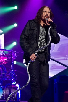Zpěvák James LaBrie.