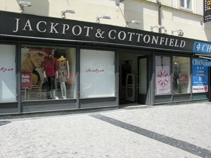 Jackpot & Cottonfield v ulici Na Příkopě.