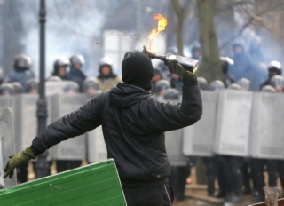 Srážky v centru Kyjeva podle serveru newsru.com hrozivě nabírají na síle.