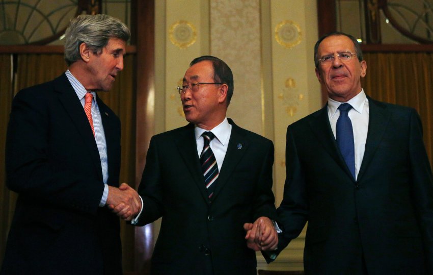 Zleva šéf diplomacie USA Kerry, generální tajemník OSN Pan Ki-mun a ruský ministr zahraničí Lavrov. Zleva šéf diplomacie USA Kerry, generální tajemník OSN Pan Ki-mun a ruský ministr zahraničí Lavrov.