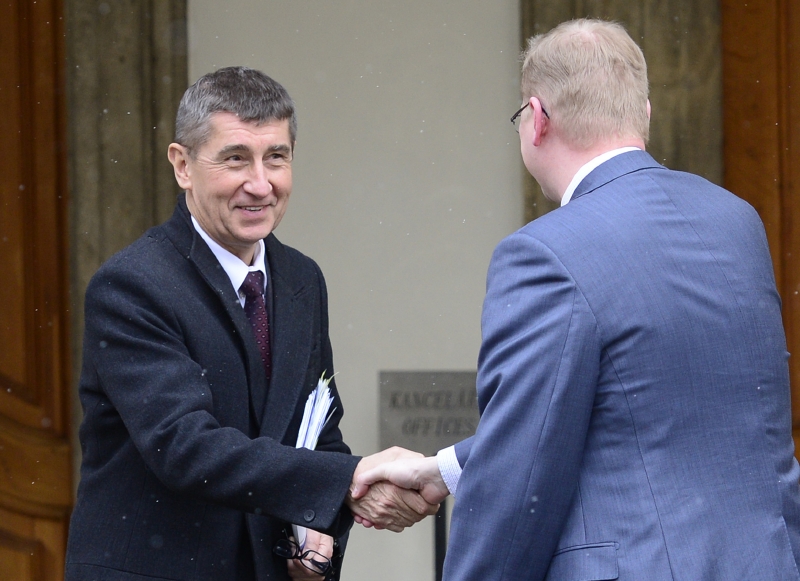 Andrej Babiš se na Pražském hradě zdraví s šéfem lidovců a adeptem na ministra Pavlem Bělobrádkem.