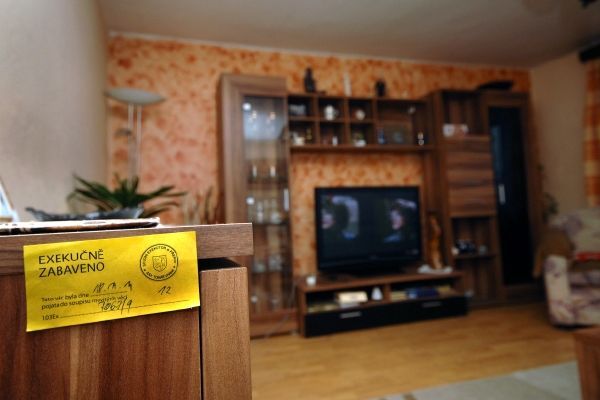 Exekutor nemusí vždy zabavit pouze nábytek. Exekutor nemusí vždy zabavit pouze nábytek.