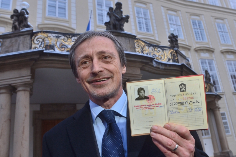 Kandidát hnutí ANO na ministra obrany Martin Stropnický při odchodu ze schůzky s prezidentem Zemanem ukazuje svou vojenskou knížku. 