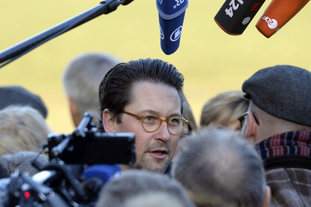 Generální tajemník CSU Andreas Scheuer v obležení novinářů.