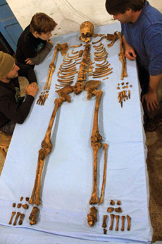 Panovník byl asi 178 centimetrů a zemřel ve věku okolo pětačtyřiceti až padesáti let.