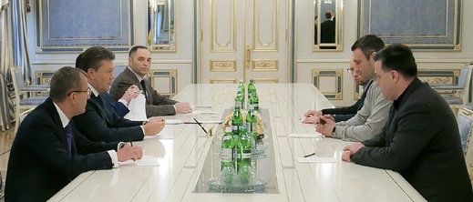 Prezident Janukovič jedná s demonstrující ukrajinskou opozicí. Prezident Janukovič jedná s demonstrující ukrajinskou opozicí.
