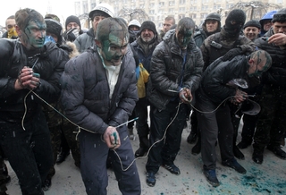 Demonatranti se s provládními protestujícími nemazlí.