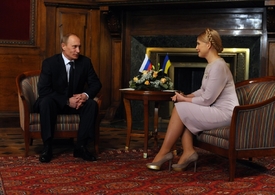Putin a Tymošenková v Jaltě roku 2009.