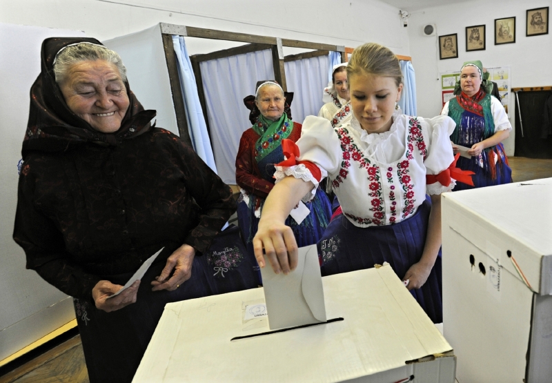 Mařďarky v krojích volí do europarlamentu.
