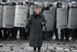 V kyjevských ulicích se setkávají policisté, radikální demonstranti i běžní civilisté. (Foto: Sergei Chuzavkov)