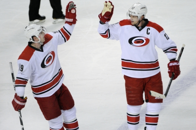Jiří Tlustý (vlevo) a Eric Staal z Caroliny. Jiří Tlustý (vlevo) a Eric Staal z Caroliny.