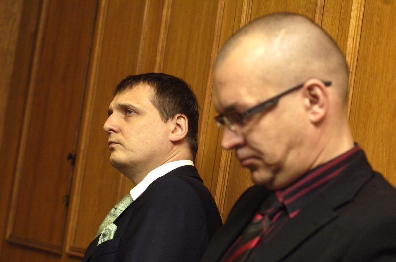 Vít Bárta (vlevo) a Jaroslav Škárka u soudu.