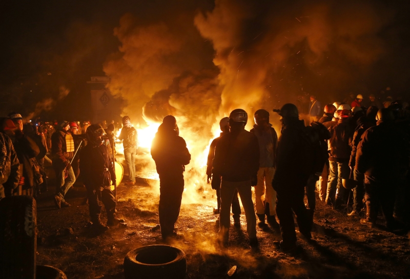 Demonstranti se ohřívají za barikádami. Radikálnější odpůrci vlády v noci pronikli do budovy ministerstva zemědělství.