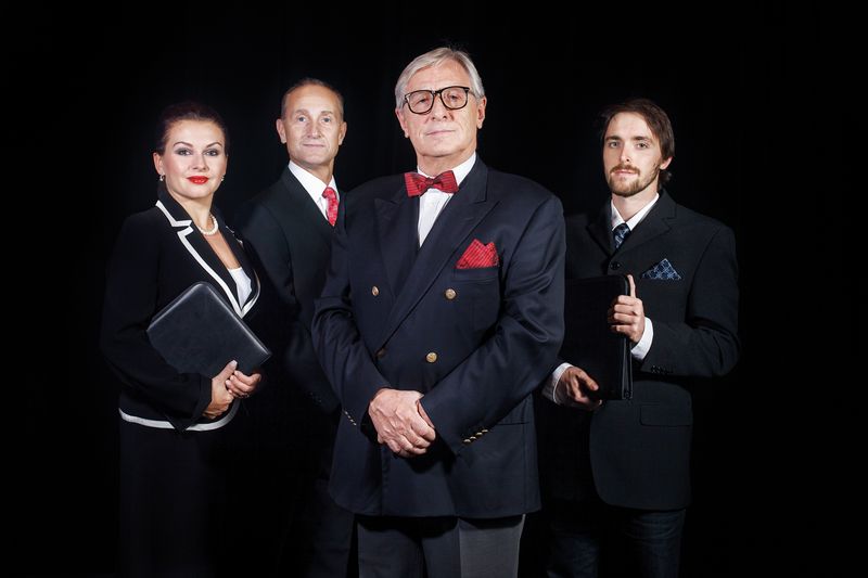 Karel Heřmánek jako premiér Hacker, Josef Carda coby tajemník Humphrey. Karel Heřmánek jako premiér Hacker, Josef Carda coby tajemník Humphrey.