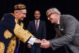 Stanislav Zindulka jako ministr zahraničí Kumranistánu.