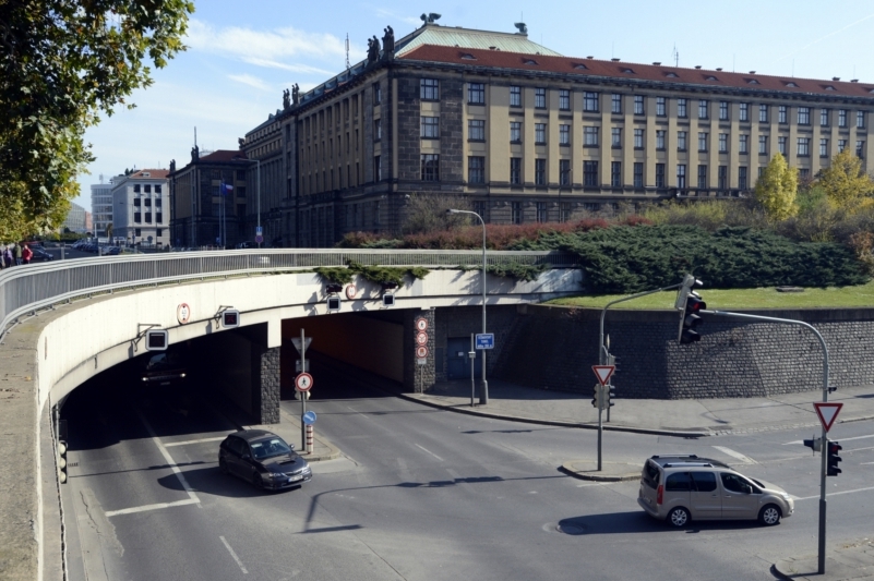 Na chodu jednotlivých ministerstev se dají ušetřit miliardy (na snímku ministerstvo dopravy).
